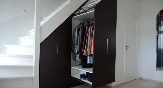 uitschuifbare garderobe trapkast